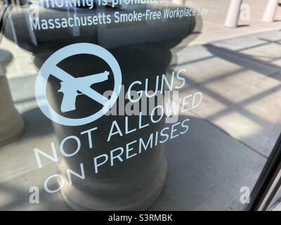 Les pistolets ne sont pas autorisés à l'entrée du magasin du centre commercial Massachusetts USA Banque D'Images