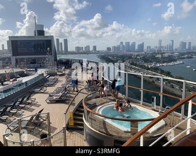 Mars 2022, sur le pont du MSC Seashore avant de partir en croisière dans les Caraïbes, gratte-ciels en arrière-plan, Miami, Floride, États-Unis Banque D'Images