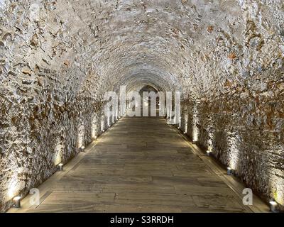 Tunnel sculpté dans le rocher sous le stade olympique original d'Athènes Banque D'Images