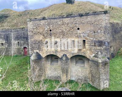 Fortification cachée dans les collines Banque D'Images