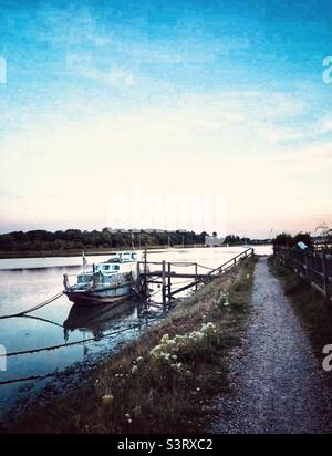 Bateau amarré sur la rivière Deben à Woodbridge, Suffolk Banque D'Images