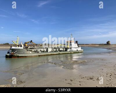 Le Sospan Dau, un navire de dragage néerlandais, à Sovereign Harbour, à Eastbourne Banque D'Images