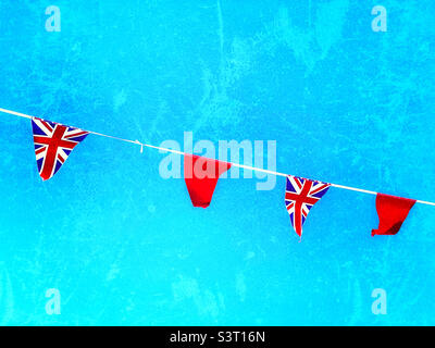 Banderole Union Jack. Drapeaux rouges dans une ligne de drapeaux Union Jack. Ciel bleu en été britannique. Une petite célébration du Jubilé de platine de la Reine. Photo ©️ COLIN HOSKINS. Banque D'Images