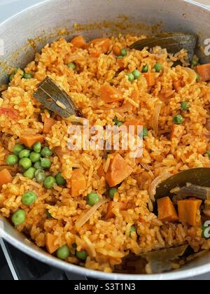 Le riz Jollodo a cuisiné le style du Ghana avec des carottes et des petits pois, des feuilles de Laurier Banque D'Images