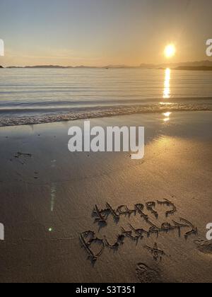 Joyeux anniversaire sur la plage, lever du soleil Banque D'Images