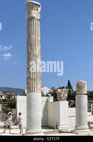 Partie de la bibliothèque de l'empereur romain Hadrien (132-4AD) dans la région de Plaka à Athènes, en Grèce. Il a été construit pour abriter des archives et être utilisé pour des conférences et des discussions. Banque D'Images