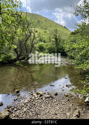 Rivière Wye traversant Monsal Dale dans le Peak District Banque D'Images