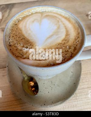 Un café en forme de cœur sur une tasse de café Banque D'Images