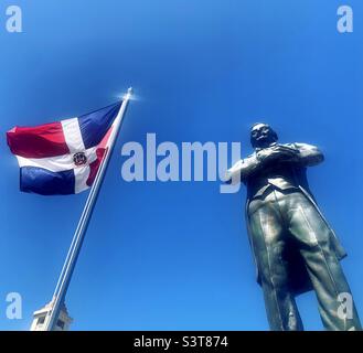 Mars 2022, drapeau et statue, Central Park, Puerto Plata, République dominicaine Banque D'Images