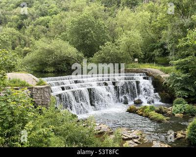 Weir on River Wye à Monsal Dale dans le Peak District Banque D'Images