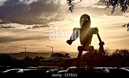 Silhouette de robot géant contre le coucher du soleil. À l'extérieur de Meow Wolf à Santa Fe, Nouveau-Mexique. Banque D'Images