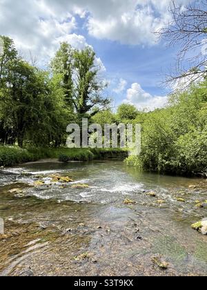 Rivière Wye traversant Monsal Dale dans le Peak District Banque D'Images