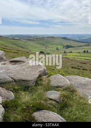 Vue sur le sommet de Stanage Edge dans le Peak District Banque D'Images