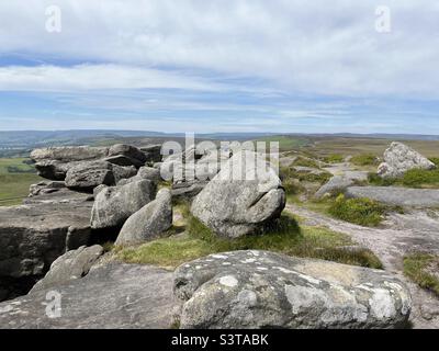 Vue sur le sommet de Stanage Edge dans le Peak District Banque D'Images