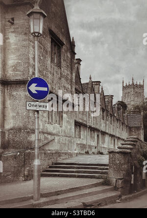 Un chemin dans la ville historique de Chipping Campden, Gloucestershire, Angleterre. La rangée d’Almshouses mène à l’église Saint-Jacques. Une ville du marché typique de Cotswold. Photo ©️ COLIN HOSKINS. Banque D'Images