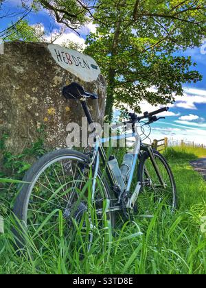 Pace RC200 F5 Mountain Bike par le panneau de la route Hebden Yorkshire Dales Banque D'Images