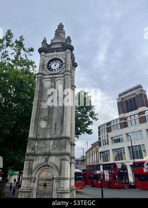 Tour de l'horloge, Lewisham High Street, Londres. Vue vers l'ancien magasin coopératif. L'horloge s'est arrêtée. Terminé en 1900 pour commémorer le jubilé de diamant de la reine Victoria de 1897 - Grade II. Banque D'Images