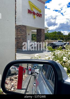 Pris de l'intérieur d'une voiture qui vous attend dans un restaurant de restauration rapide à l'intérieur de l'Utah, aux États-Unis. Banque D'Images