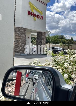 Pris de l'intérieur d'une voiture qui vous attend dans un restaurant de restauration rapide à l'intérieur de l'Utah, aux États-Unis. Banque D'Images