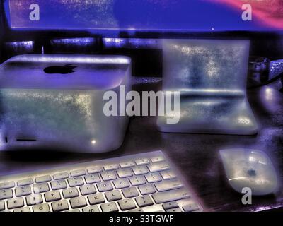 Le nouvel ordinateur Mac Studio Apple installé sur un bureau dans un bureau à domicile dans l'Utah, aux États-Unis. Effets lumineux et grunge ajoutés numériquement. Banque D'Images