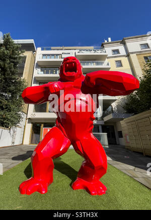 Wild Kong par l'artiste français Richard Orlinski. Sculpture extérieure en résine rouge d'un gorille. Pentonville Road, Angel, Londres. ROYAUME-UNI Banque D'Images