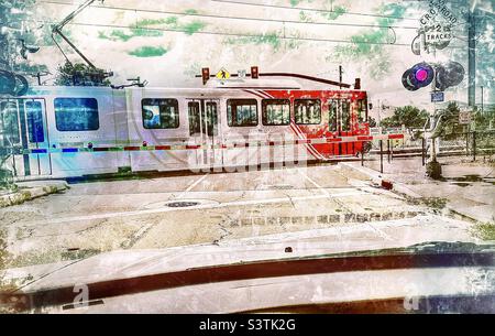 La voiture s'est arrêtée à un passage à niveau de l'Utah Transit Authority TRAX (train de voyageurs) dans l'Utah, aux États-Unis. Ajout numérique d'effets de grunge et de vieillissement. Banque D'Images