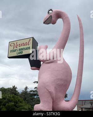 Un grand dinosaure rose de « taille réelle » sur la rue main à Vernal, Utah, États-Unis accueille tous les visiteurs de la « Terre des dinosaures de l’Utah ». Banque D'Images