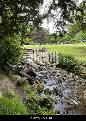 River Wye traversant les jardins Pavilion à Buxton dans le Peak District Banque D'Images