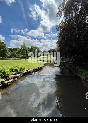 River Wye traversant les jardins Buxton Pavilion dans le Peak District Banque D'Images