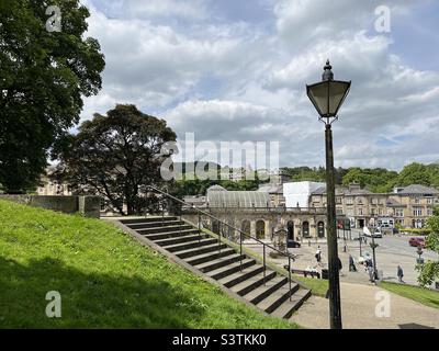 Vue depuis les pistes de Buxton du mémorial Turner et des thermes du Peak District Banque D'Images