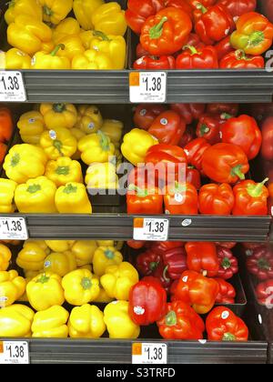 Poivrons frais, jaunes et rouges, disponibles à la vente dans un rayon de produits Walmart dans l'Utah, aux États-Unis. Banque D'Images