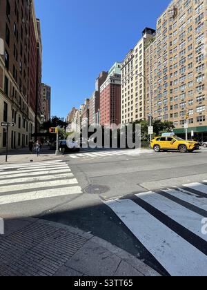 Une intersection sur Park Avenue par temps clair à New York Banque D'Images