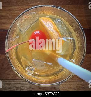 Vue de dessus de mai tai, ananas et cocktail à base de rhum, dans un verre avec paille, orange segment, et cerise Banque D'Images