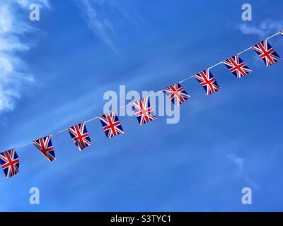 Union Jack, qui bondissait, flopping dans la journée de l'été britannique. Un regard patriotique. Photo ©️ COLIN HOSKINS. Banque D'Images