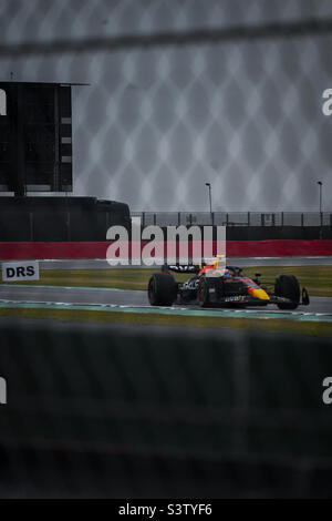 Sergio Perez lors des qualifications au Grand Prix de Grande-Bretagne à Silverstone 2022 (ligne droite wellington) Banque D'Images