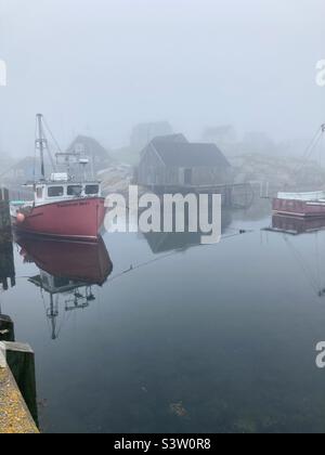 Village de pêcheurs de Peggys Cove par une journée de brouillard. Banque D'Images