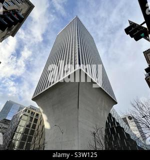 SEATTLE, WA, DEC 2021 : vue sur la Rainier Tower, un gratte-ciel de 41 étages avec une base conique distinctive, conçu par l'architecte Minoru Yamasaki et situé dans le centre-ville Banque D'Images