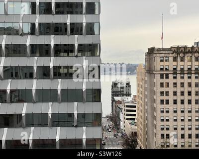 SEATTLE, WA, DEC 2021 : téléobjectif vers Puget Sound, passé le développement de Rainier Square et d'autres grands bâtiments du centre-ville Banque D'Images