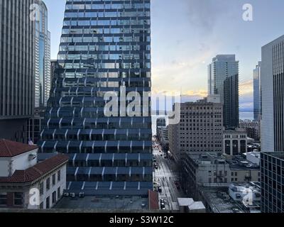 SEATTLE, WA, DEC 2021 : en direction de Puget Sound, après le développement de Rainier Square et d'autres gratte-ciels dans le centre-ville Banque D'Images