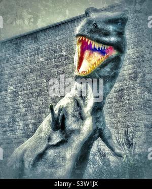 Une grande sculpture T-Rex dans la cour extérieure du Dinosaur Museum à Vernal, Utah, États-Unis. Les effets de couleur et de grunge sont ajoutés numériquement. Banque D'Images