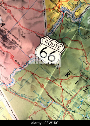 Encore la vie d'une route 66 broche métallique sur une carte routière, États de l'ouest, 2022, États-Unis Banque D'Images