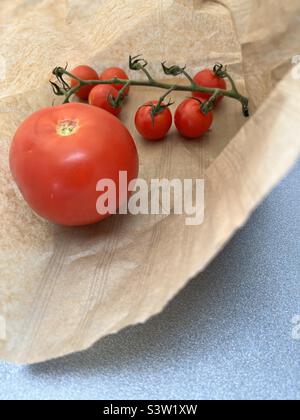 Les tomates dans un sac en papier Banque D'Images