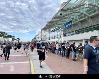 Les participants attendent en ligne à l'extérieur du centre de congrès de San Diego, en Californie, pendant la soirée de prévisualisation de Comic con sur 20 juillet, 2022. Banque D'Images