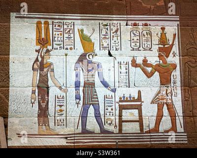 Hiéroglyphes illuminés et colorés sur le Temple de Dendur, musée d'art métropolitain, ville de New York, États-Unis, 2022 Banque D'Images
