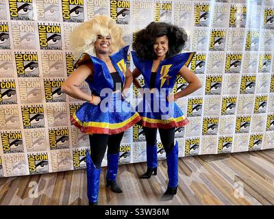 Les reporters de divertissement en costume posent dans une salle de presse pendant le Comic con Day 3 sur 23 juillet 2022 à San Diego, Californie. Banque D'Images