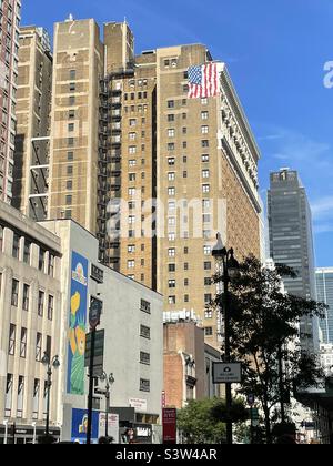 Un drapeau américain peint sur le côté d'un gratte-ciel à New York Banque D'Images