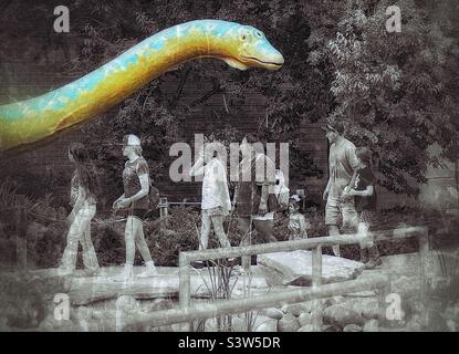 Le terrain extérieur du Dinosaur Museum à Vernal, Utah, États-Unis. Les visiteurs qui explorent ces terrains vivront une aventure préhistorique. Les effets de couleur et de grunge sont ajoutés numériquement. Banque D'Images