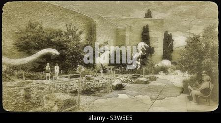 Le terrain extérieur du Dinosaur Museum à Vernal, Utah, États-Unis. Les visiteurs qui explorent ces terrains vivront une aventure préhistorique. Les effets de couleur et de grunge sont ajoutés numériquement. Banque D'Images