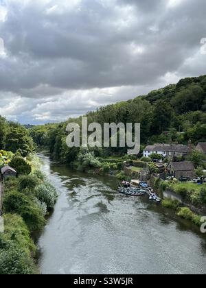 La rivière Severn traversant Ironbridge dans le Shropshire Banque D'Images