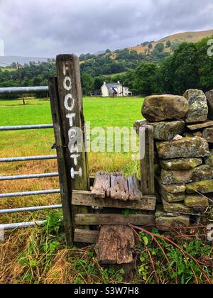 Sentier au-dessus d'un pays stile, Peak District England Banque D'Images